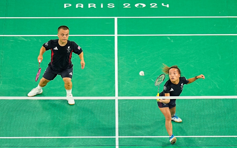 Jack Shephard and Rachel Choong play doubles in the Paris Paralympics